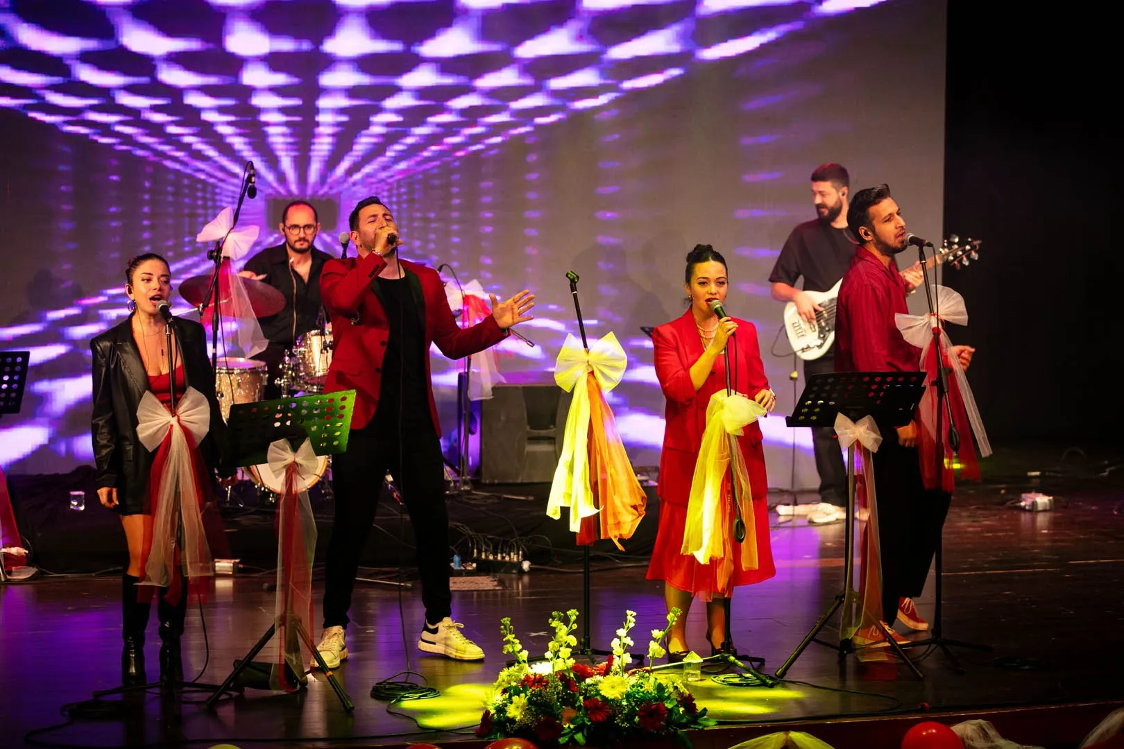 İzmir Güzelbahçe’de 102. yıl coşkusuna kortej ve konserli kutlama