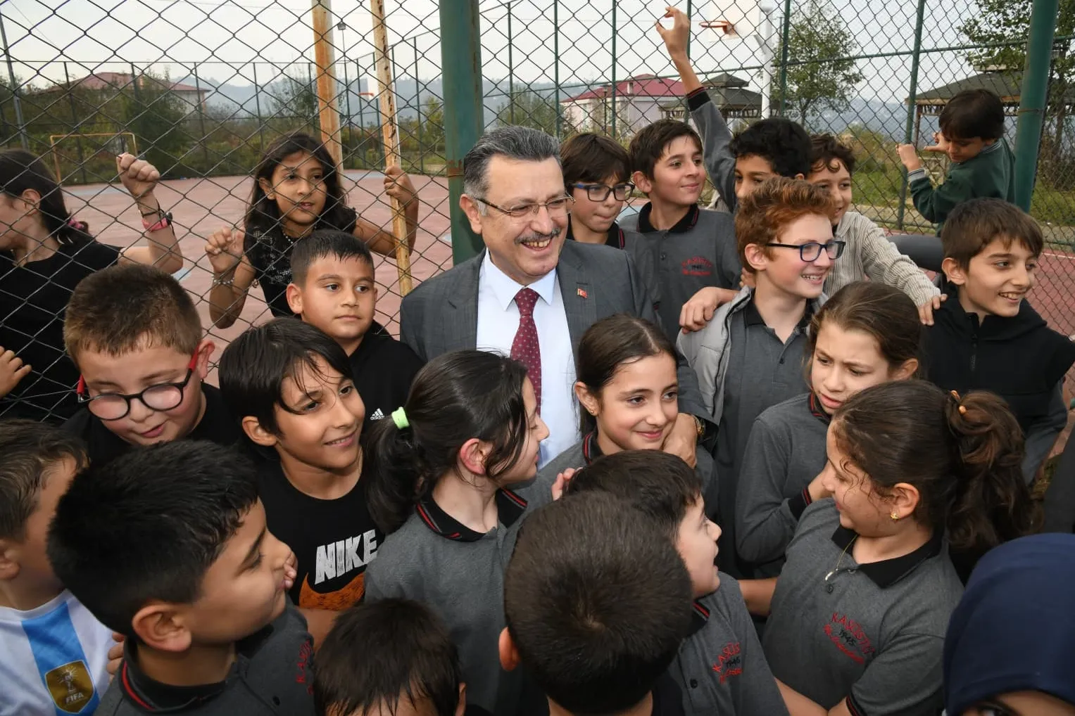 Trabzon Yomra’da öğrencilere oyun sahası müjdesi