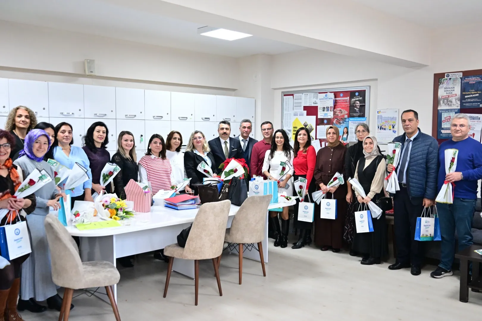 Bursa Yıldırım’da Öğretmenler Günü çiçeklerle kutlandı