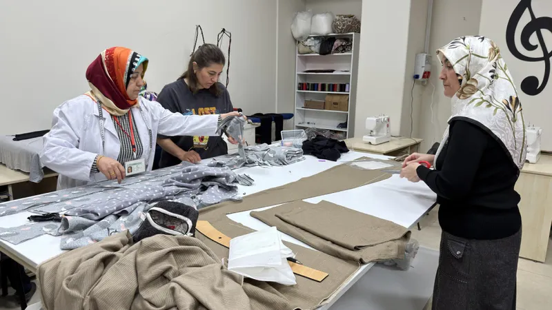 KAMEK Giyim Atölyesinde Kadınlar Hem Öğreniyor Hem Üretiyor