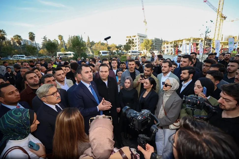 Bakan Kurum gençlerle afet bölgesindeki 