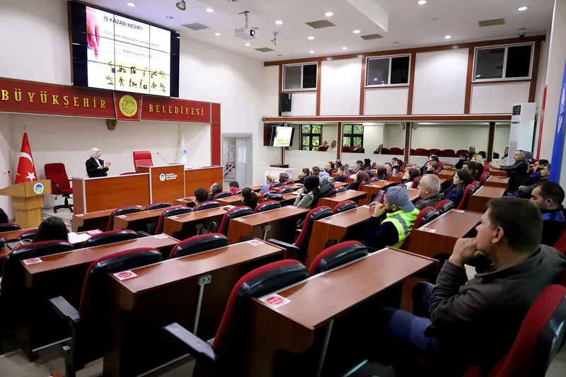 Sakarya Büyükşehir Belediyesi, tüm çalışanlarına iş sağlığı ve güvenliği eğitimi veriyor
