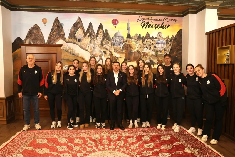 Galatasaray Sutopu Kadın Takımı Nevşehir Belediye Başkanı