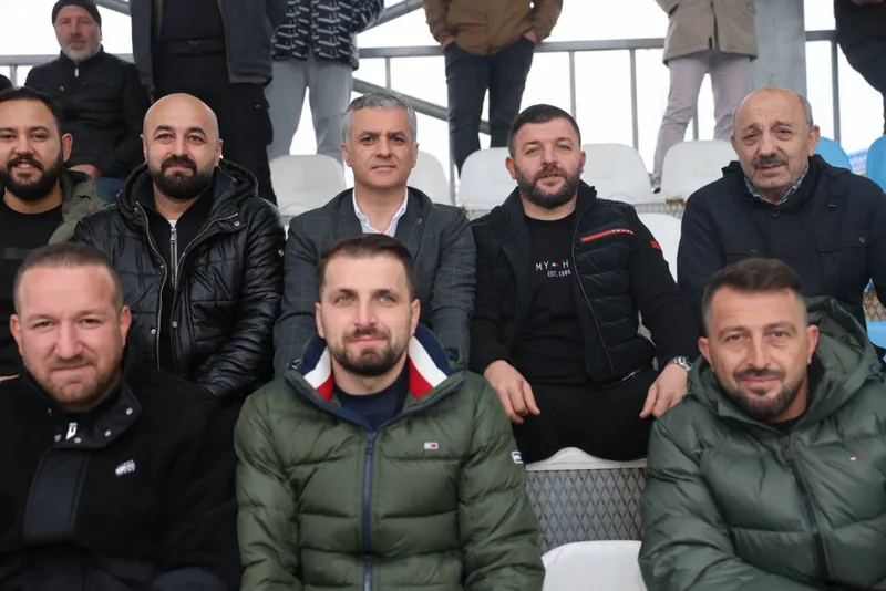 Yomra Belediye Başkanı Mustafa Bıyık, Kaşüstüspor - Uçarsuspor Maçını Tribünden İzledi