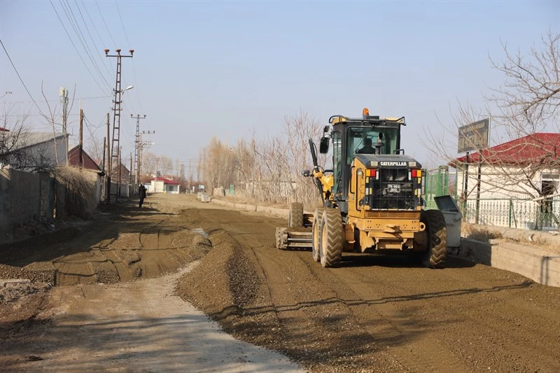 Iğdır Belediyesi Fen İşleri Müdürlüğü, şehir merkezindeki çalışmalarına hız kesmeden devam ediyor.