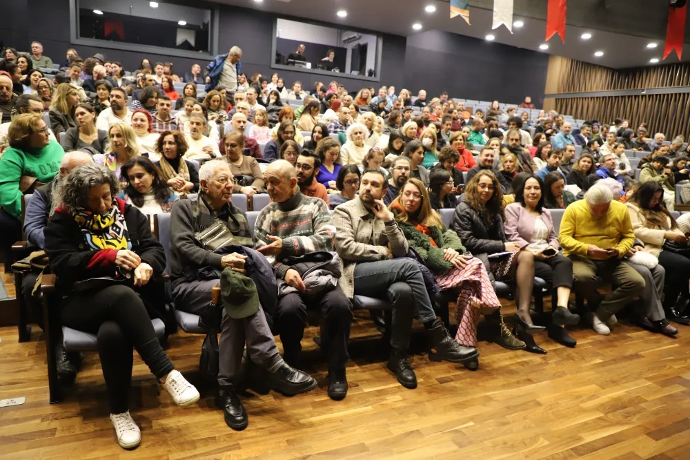 SARIYER BELEDİYESİ 13. TİYATRODA ŞENLİĞİ KAR ENGELİNE TAKILMADI