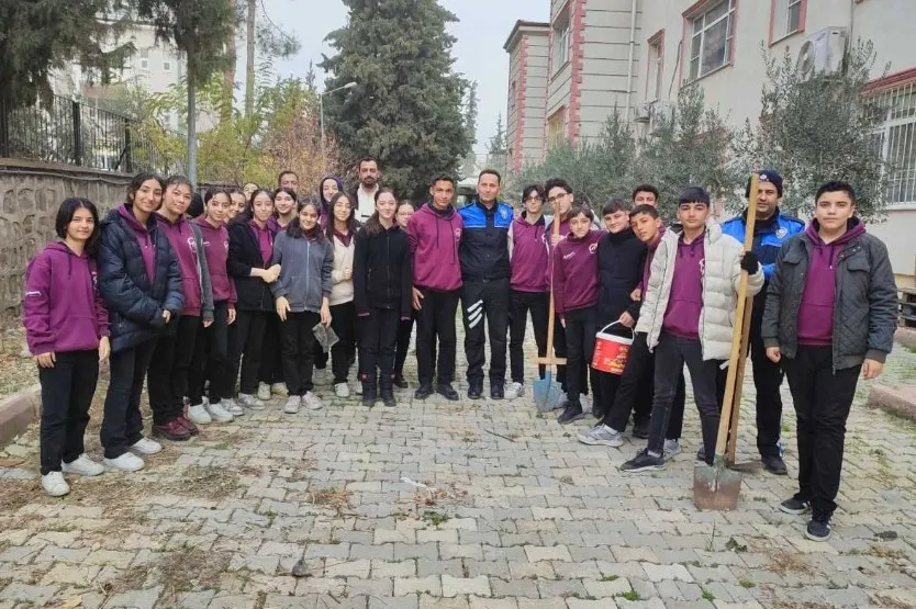 Kilis Polisi ve Öğrenciler Geleceğe Fidan Dikti
