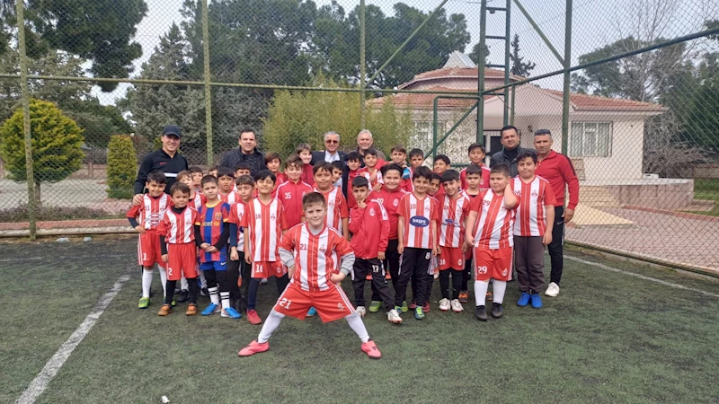 Başkan Topaloğlu’ndan geleceğin futbolcularına baklava jesti