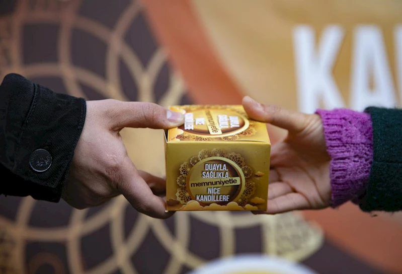 Berat Kandili’nde Büyükşehir 15 Bin Kandil Simidi Dağıttı