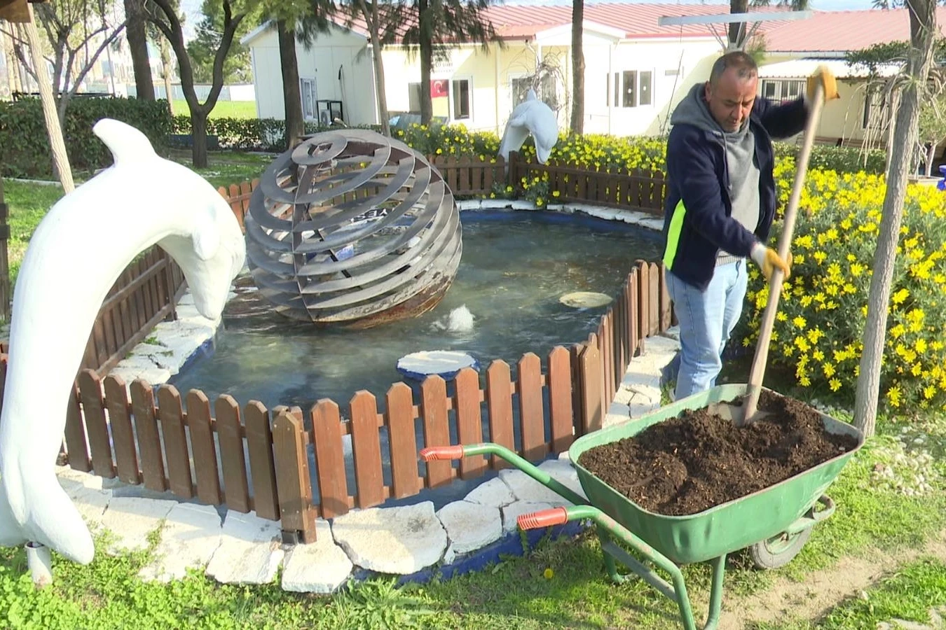 İzmir’in parkları yeşil dönüşümle canlanıyor