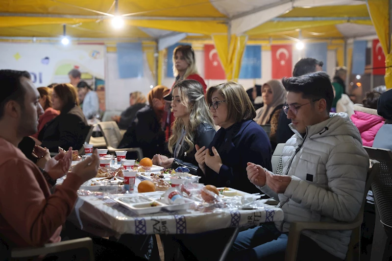 BÜYÜKŞEHİR’İN İFTAR ÇADIRLARI RAMAZAN’IN BİRLİK RUHUNU YAŞATIYOR