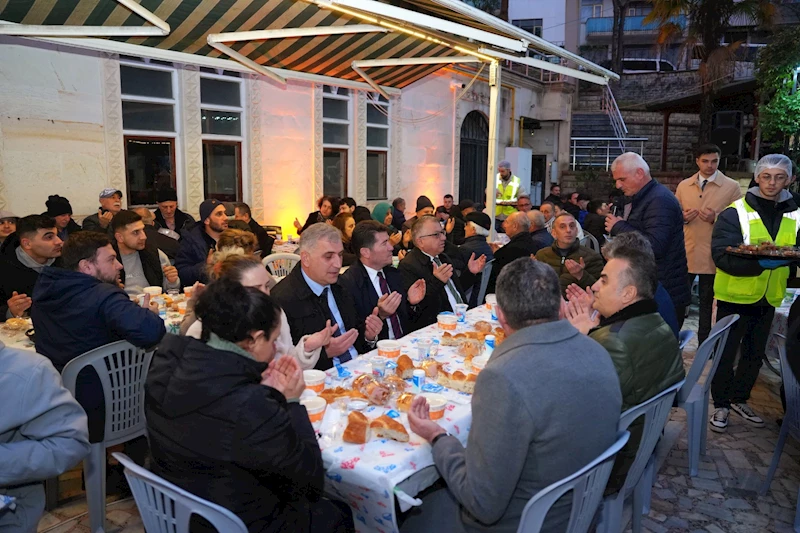 Başkan Kaya, orucunu Karşıyaka mahallesi sakinleriyle birlikte açtı