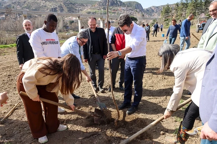 Bilecik Valisi üniversitelilerle fidan dikti