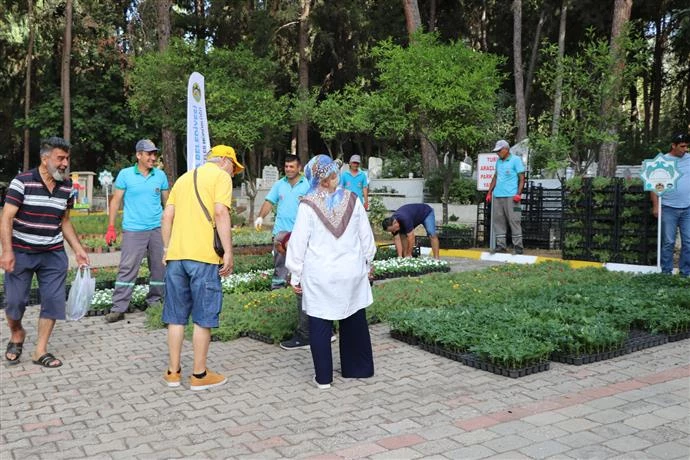 ALANYA BELEDİYESİ MEZARLIKLARDA ÇİÇEK DAĞITACAK