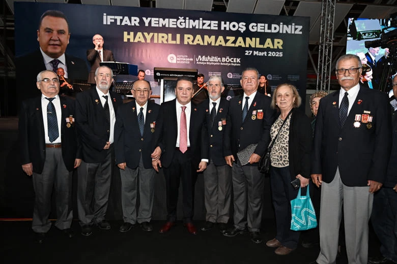 Başkan Böcek şehit yakınları ve gazi aileleri ile iftarda buluştu