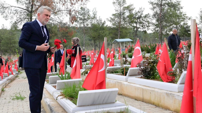 Bayram Arifesinde Aziz Şehitler ve Deprem Şehitleri Kabri Başında Dualarla Yâd Edildi