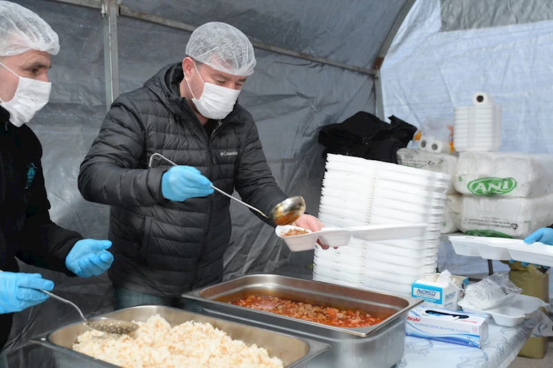 BELEDİYE BAŞKANI DR. EVREN DİNÇER, İFTAR ÇADIRINDA YEMEK SERVİSİ YAPTI