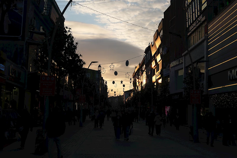 Çark Caddesi Ramazan kıyafetini giydi: Yıldız, ay ve hilal ile görsel şölen…