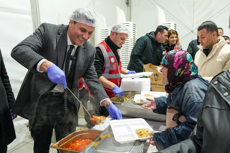 Başkan Zeyrek, Cumhuriyet Meydanı’nda Vatandaşlarla İftarda Buluştu