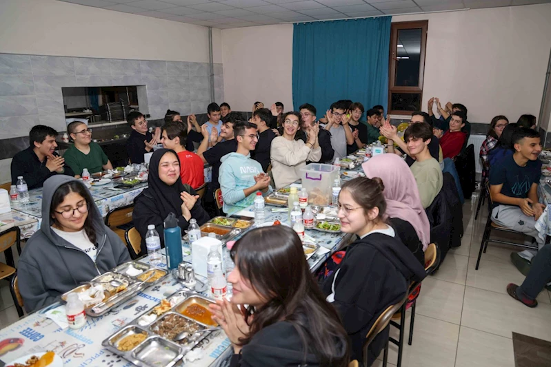 BAŞKAN KAVUŞ, MERAM FEN LİSESİ’NİN YATILI ÖĞRENCİLERİYLE İFTARDA BULUŞTU