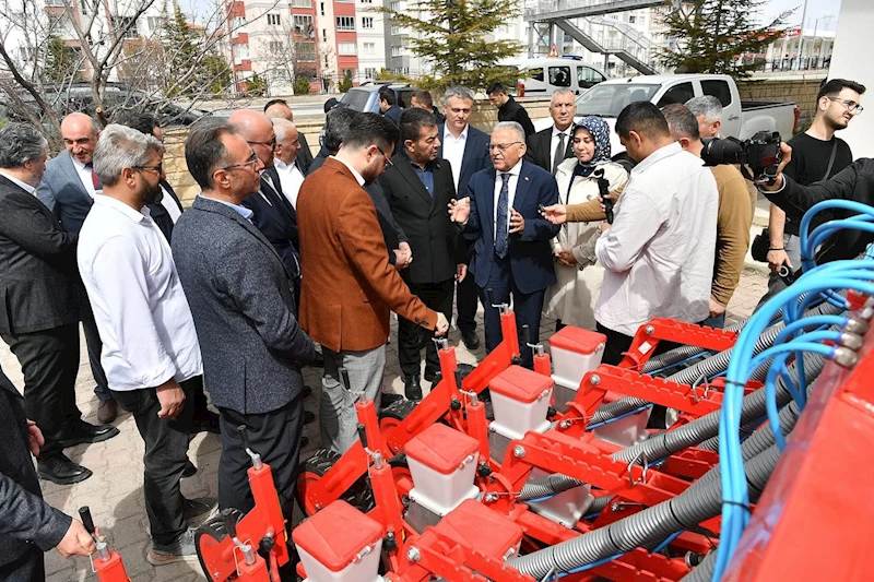 Başkan Büyükkılıç’tan Bünyanlı Çiftçilere Tohum Dikme Makinesi Desteği
