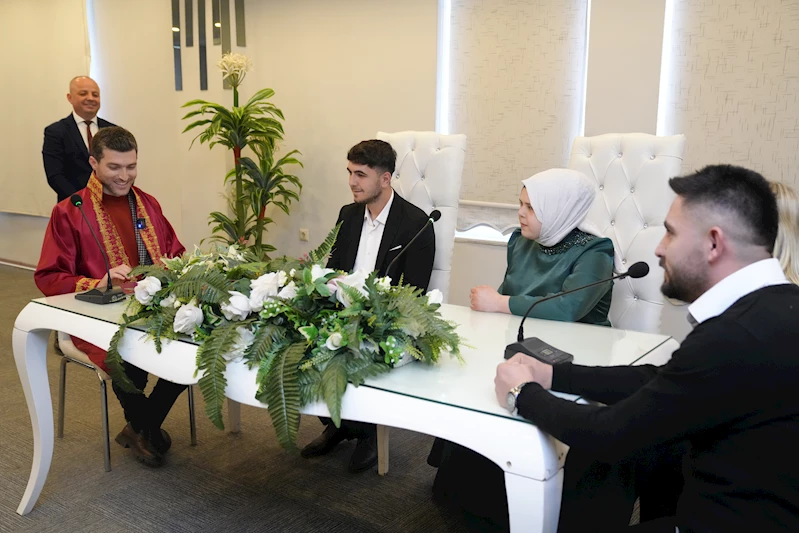 14 Şubat Sevgililer Günü’nü evlilik tarihi olarak belirleyen çiftler, Erbaa Belediyesi Nikah Salonu’nda düzenlenen törenlerle hayatlarını birleştirdi. Erbaa Belediye Başkanı Ertuğrul Karagöl tarihi ve saati özenle seçilen bu günde evlenmek isteyen 2 çift