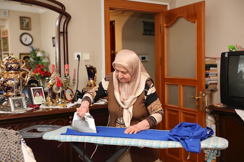 45 Yıldır Eski Kıyafetleri Evinde Yıkayıp Ütüledikten Sonra İhtiyaç Sahiplerine Ulaştırıyor