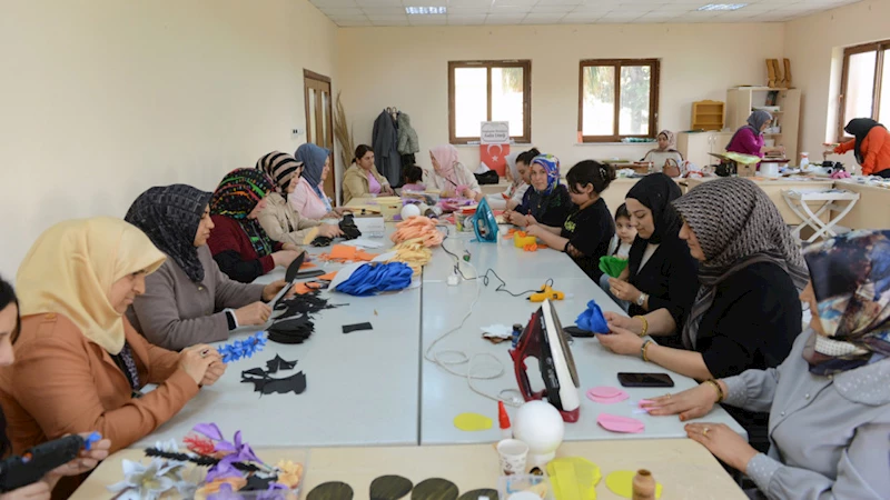 Kadınlar Büyükşehir’in Kursunda Hem Sosyalleşiyor Hem Üretiyor