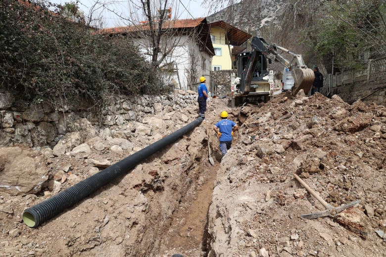Büyükşehir Elmalı Toklular mahallesinin kanalizasyon hattını yenileniyor