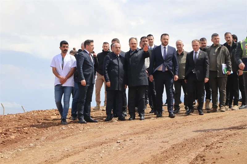 İÇİŞLERİ BAKAN YARDIMCISI MEHMET AKTAŞ VE VALİ DR. KEMAL KIZILKAYA SOKAK HAYVANLARI BAKIM MERKEZİNİ ZİYARET ETTİ