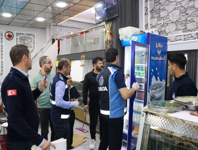 HALİLİYE’DE DÖNERCİLERE SIKI DENETİM: 247 KİLOGRAM SALÇAYA EL KONULDU