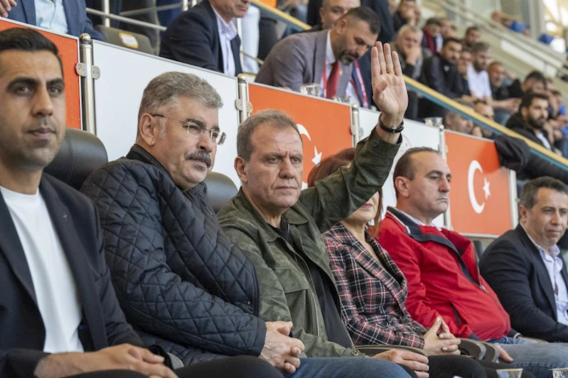 Başkan Seçer Tribünde, Zafer Sahada