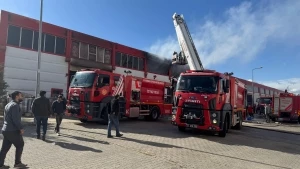 İtfaiyenin hızlı müdahalesiyle Mega Sanayi Sitesi’ndeki yangın söndürüldü