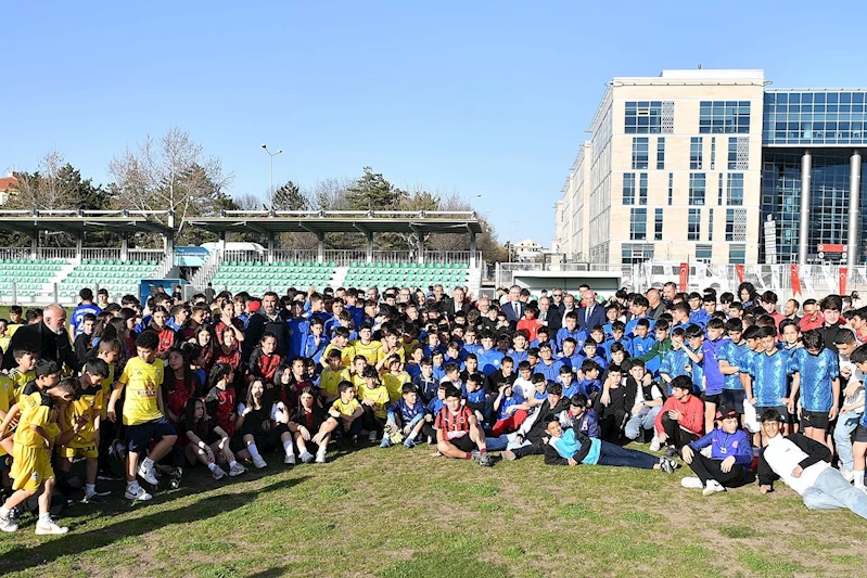 Başkan Büyükkılıç’tan Amatör Spora Yaklaşık 3 Milyon TL’lik Malzeme Desteği