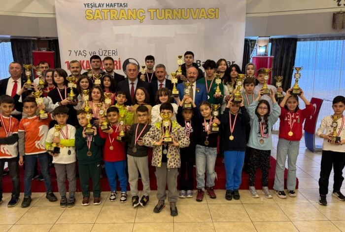 EN İYİ HAMLE YAPANLAR KUPA İLE ÖDÜLLENDİRİLDİ