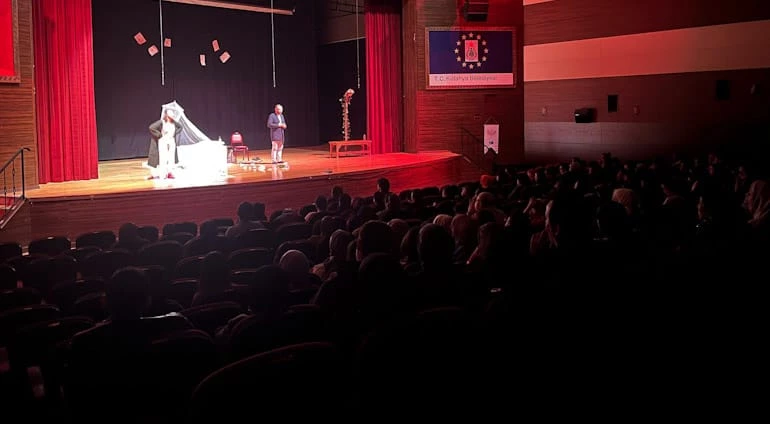 “KIRIK KALP SENDROMU ” TİYATRO OYUNU BÜYÜK İLGİ GÖRDÜ