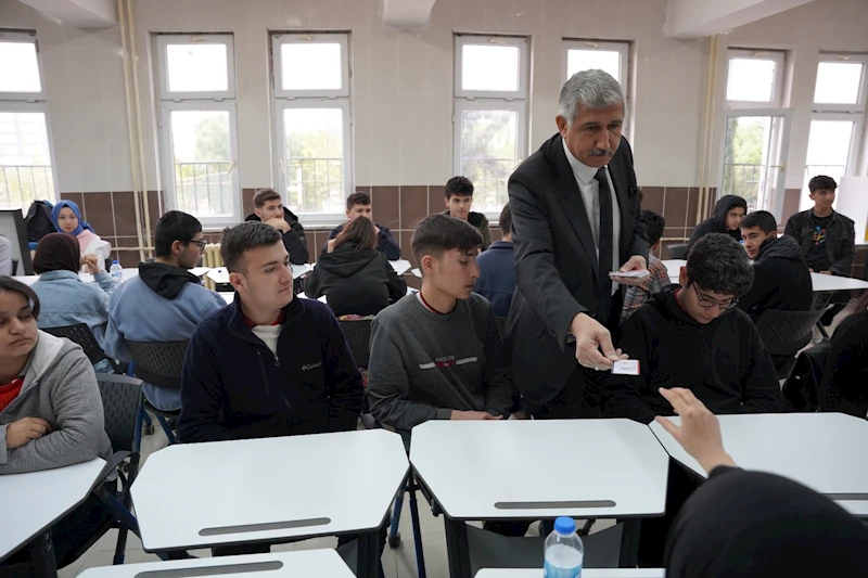 BAŞKAN HALLAÇ’TAN ÖĞRENCİLERE YAPAY ZEKA DESTEKLİ EĞİTİM DESTEĞİ