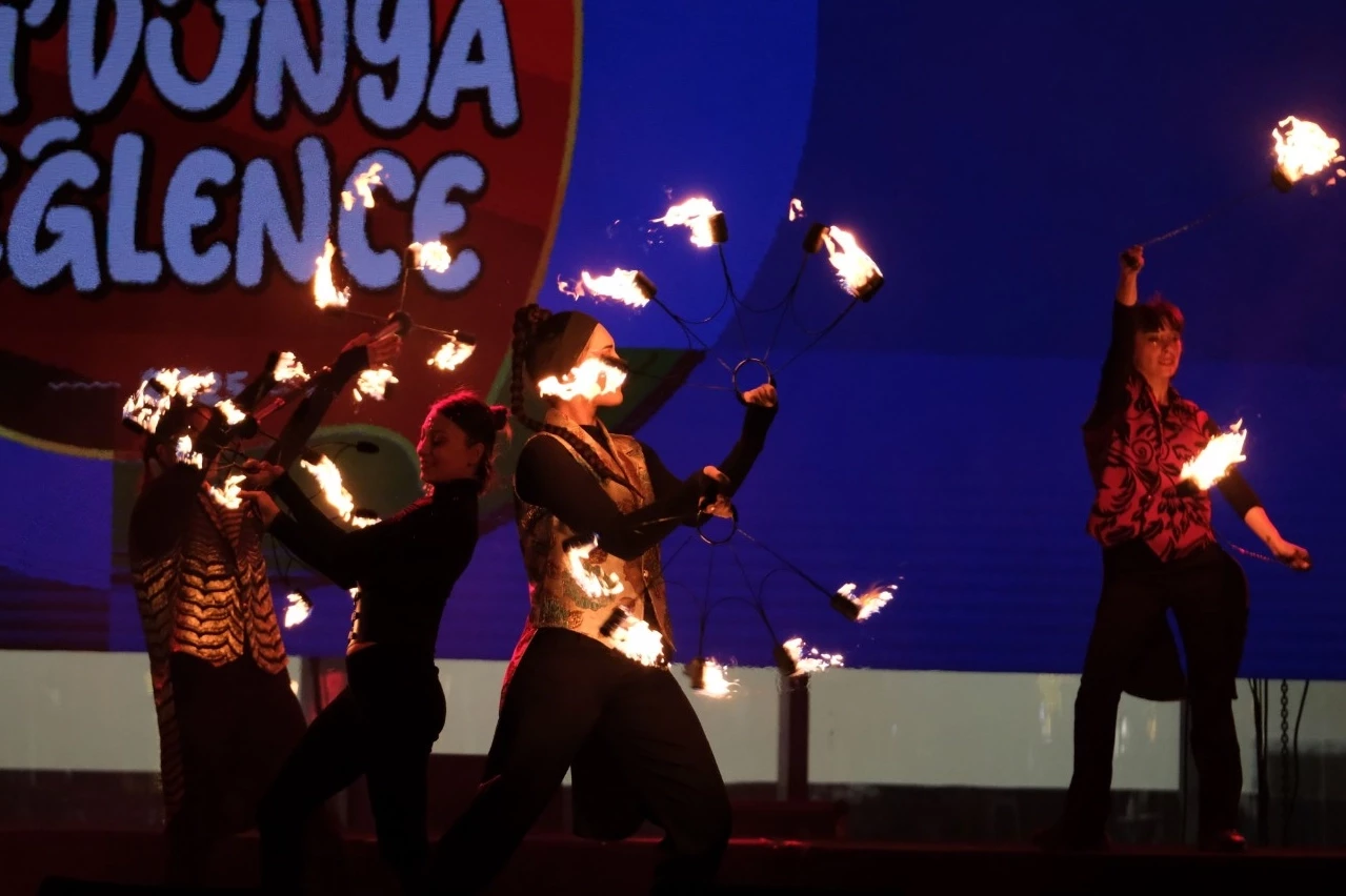 Ateş gösterisi izleyenleri büyüledi