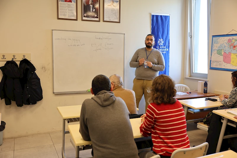 BAŞKAN ÇERÇİOĞLU’NUN ÇALIŞMALARI İLE HER YAŞTAN AYDINLI İNGİLİZCE ÖĞRENİYOR