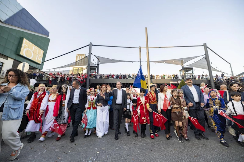 Başkan Seçer ve Meral Seçer, Çocuklarla El Ele Bayram Kortejine Katıldı