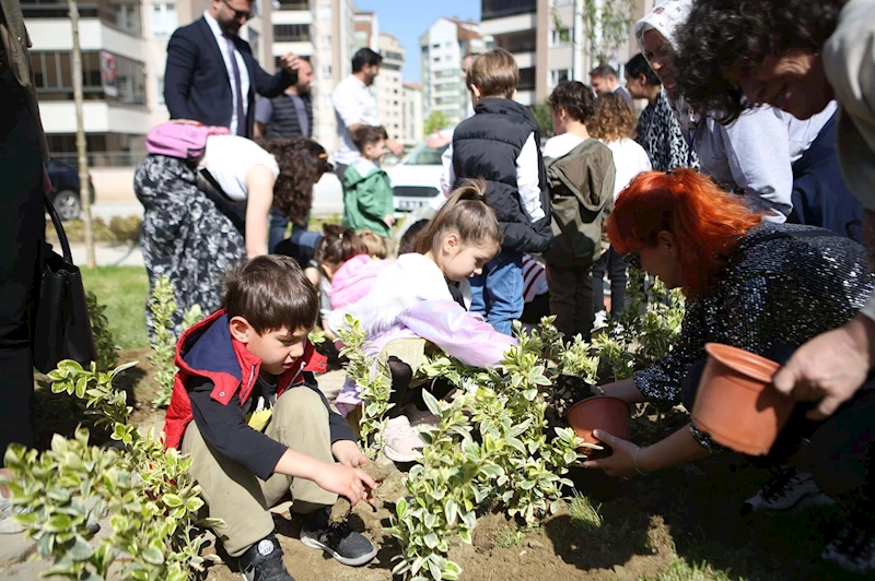 Yeni parkın bitkilerini minikler dikti
