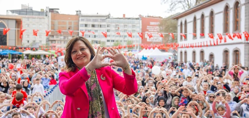 ZAFER MEYDANI ÇOCUK SESLERİYLE ŞENLENDİ