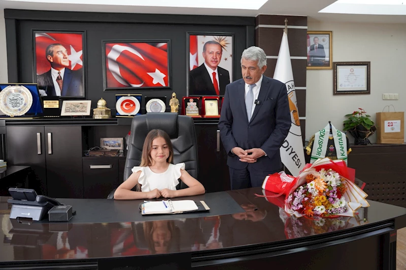 Kahta Belediye Başkanı Mehmet Can Hallaç, 23 Nisan’da Başkanlık Koltuğunu Geleceğin Başkanlarına Devretti