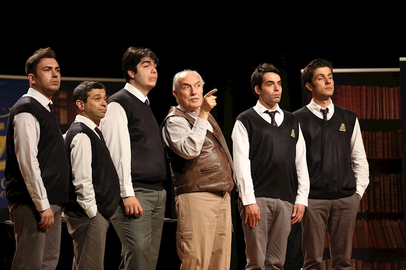 “Ölü Ozanlar Derneği” tiyatro oyunu Eyüpsultan’da ayakta alkışlandı