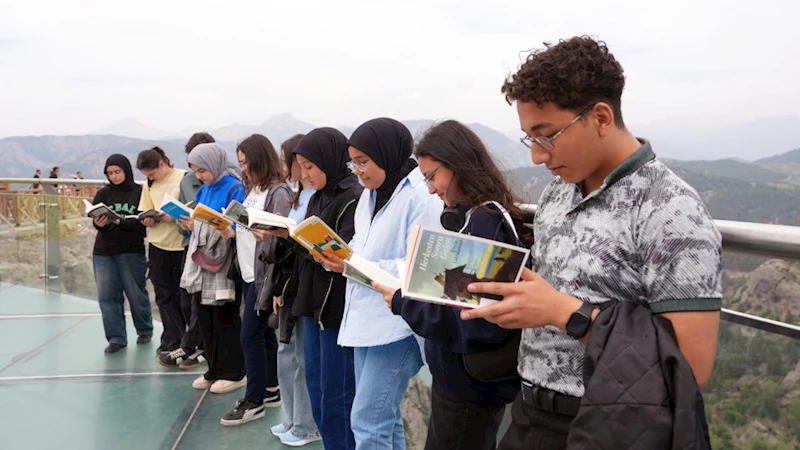 Gençler Ali Kayası’nda Sessiz Bir Edebiyat Yolculuğuna Çıktı