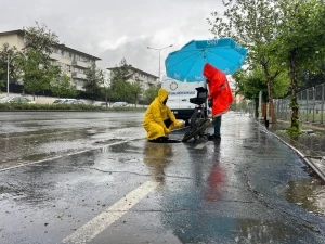 DİSKİ ekipleri, yağış nedeniyle kritik noktalarda önlem aldı