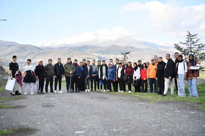 Başkan Büyükkılıç, Pazar Sabahına Gençlerle Ali Dağı’nda Yürüyüş Yaparak Başladı