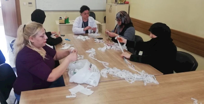 Gençlik Merkezi´nde Naylon Poşetler Rengarenk Çantalara Dönüşüyor