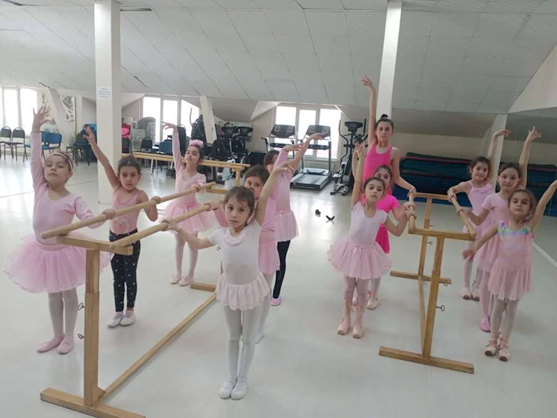 ODUNPAZARI BELEDİYESİ BALE EĞİTİMLERİ DEVAM EDİYOR