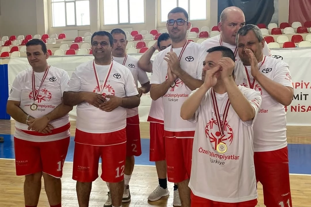 Balıkesirli özel çocuklar altın madalyaları Ayvalık’a getirdi